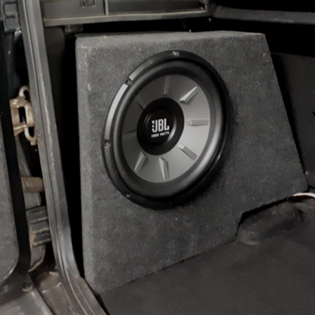 Короб под 12" сабвуфер B@3 2123 Chevrolet Niv@ (в левое крыло, 35 литров) купить недорого с доставкой в Убинское